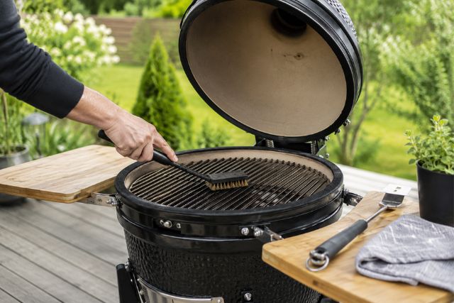 Kamado-grillin ritilän puhdistus ja huolto